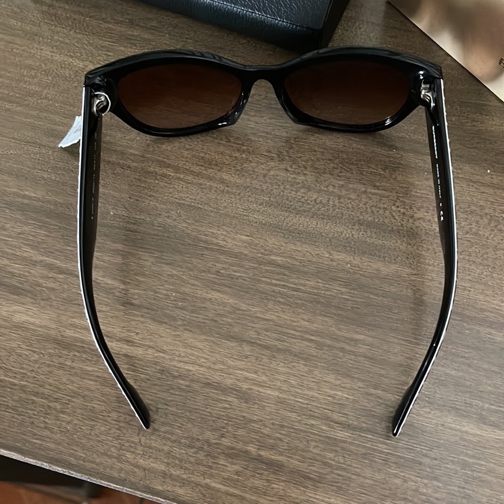 Brand new Burberry sunglasses - Picture 7 of 8